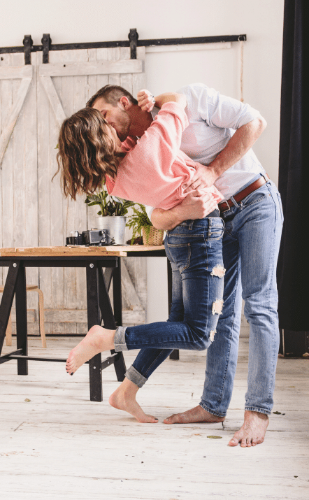 Happy couple after couples counseling texas sessions with expert couples therapist texas guidance